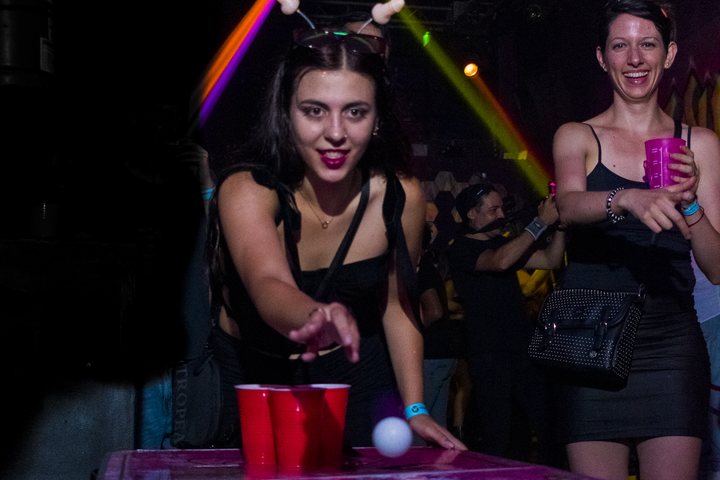 Beer Pong en la mesa del primer bar