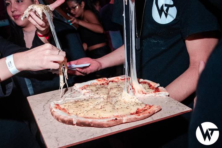 La pizza incluida, recién servida en la barra