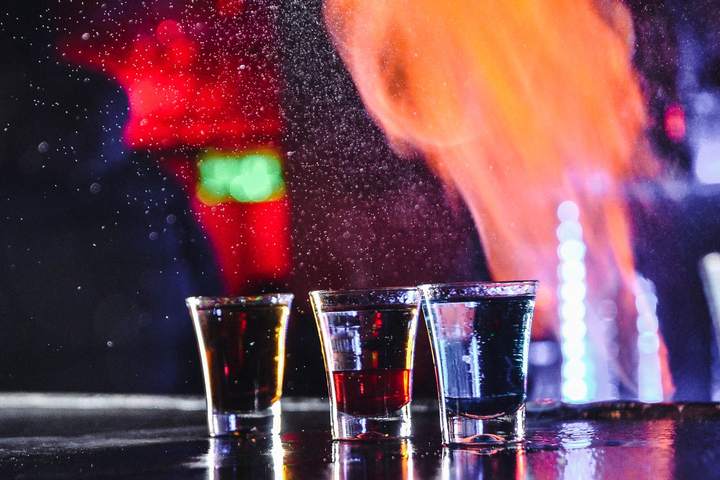 Tres shots en la barra, con la llama detrás